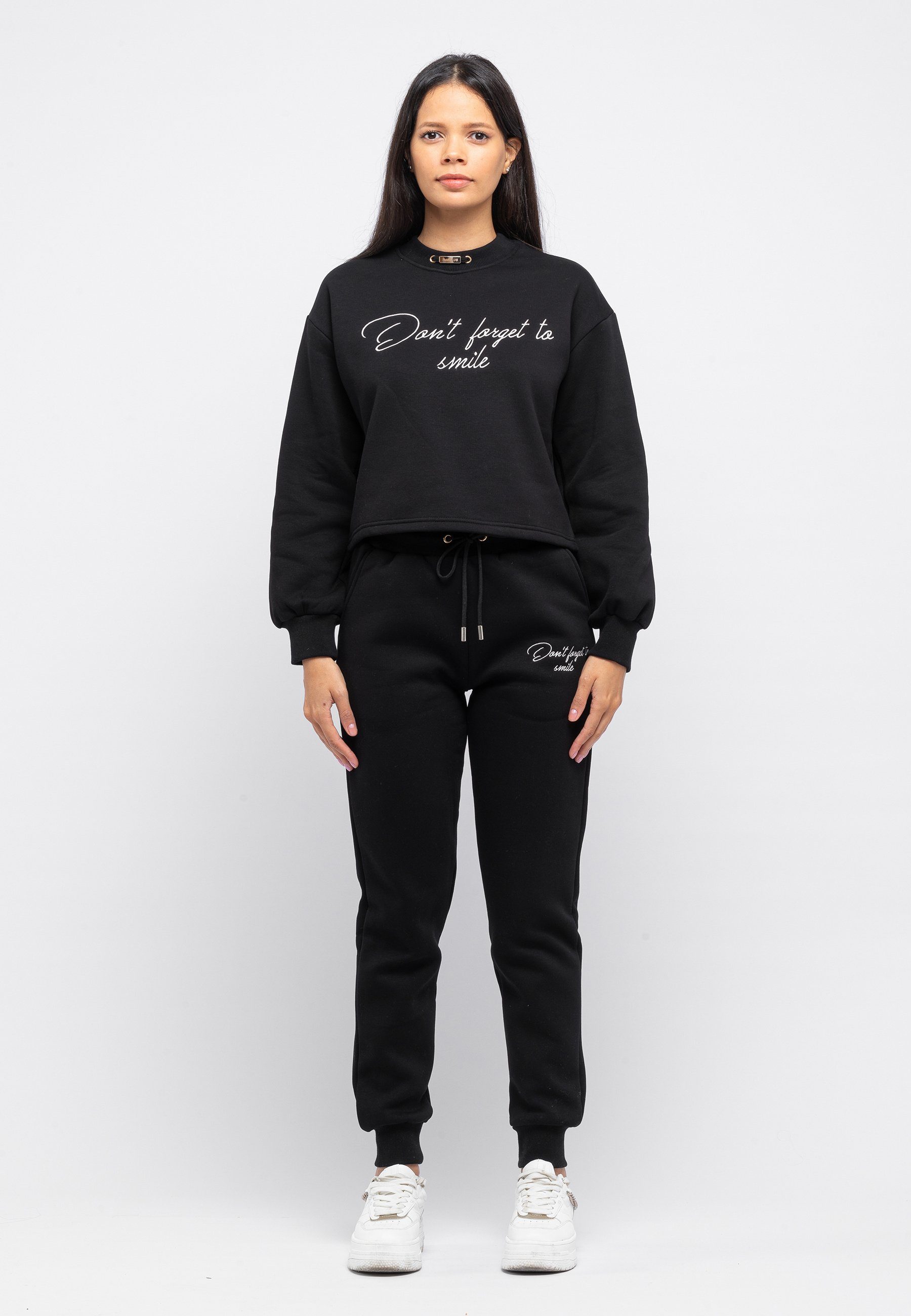 Tom Barron Freizeitanzug CASUAL REGULAR SIZE TRACKSUIT WITH CHEST EMBROIDERY METAL ACCESEORIES, mit modernem Design