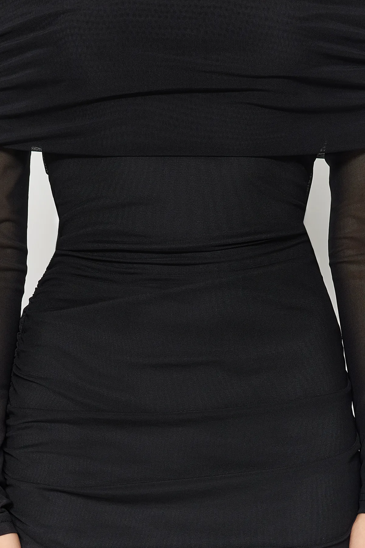 Trendyol Collection  Schwarzes, tailliertes Midi-Bleistiftkleid aus Strick mit Carmen-Kragen und Tüll-Shir/Drapierung TWOAW24EL00146