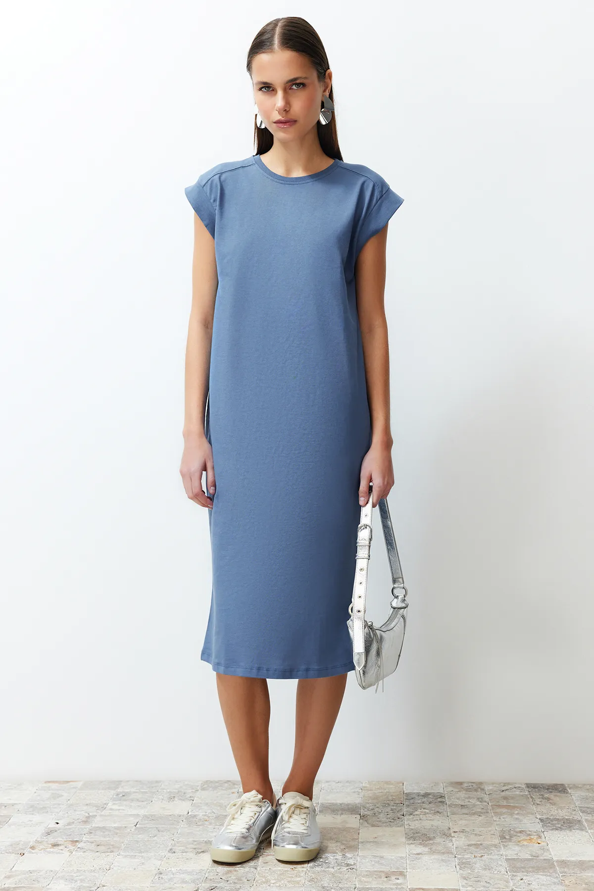 Trendyol Collection  Indigofarbenes, schlichtes T-Shirt-Kleid aus 100 % Baumwolle mit Mondärmeln, Shift-/Bequem geschnittenes Midi-Midikleid TWOSS24EL00126