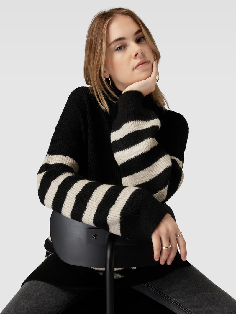 Strickpullover mit Stehkragen und Reißverschluss Modell 'ALFRIDA' in schwarz