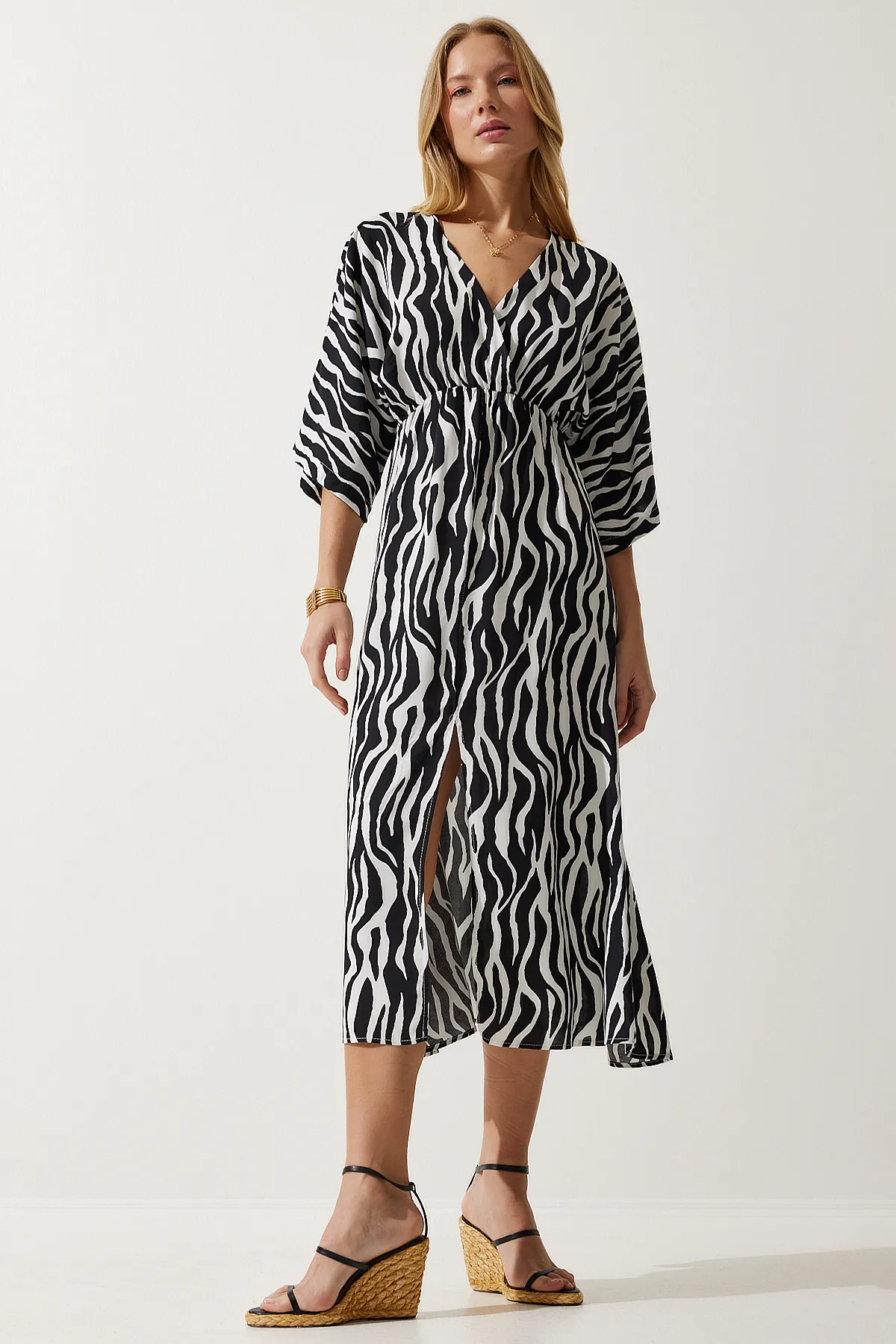Happiness İstanbul  Schwarz-weißes, tiefes V-Ausschnitt-Sommerkleid aus Viskose für Damen, lang, CI00081