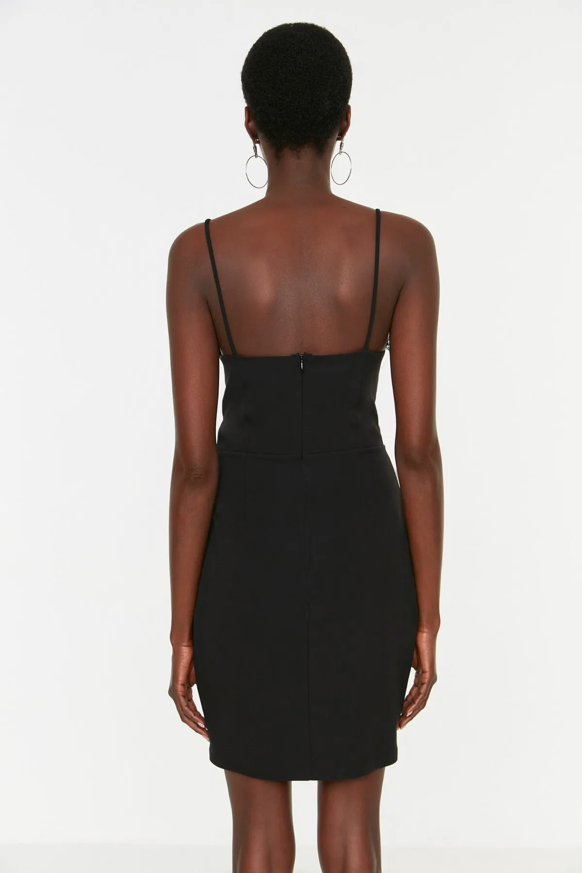 Trendyol Collection  Schwarzes Otriche-Abendkleid mit offener Taille/Skater-Webstoff TPRSS22EL2519