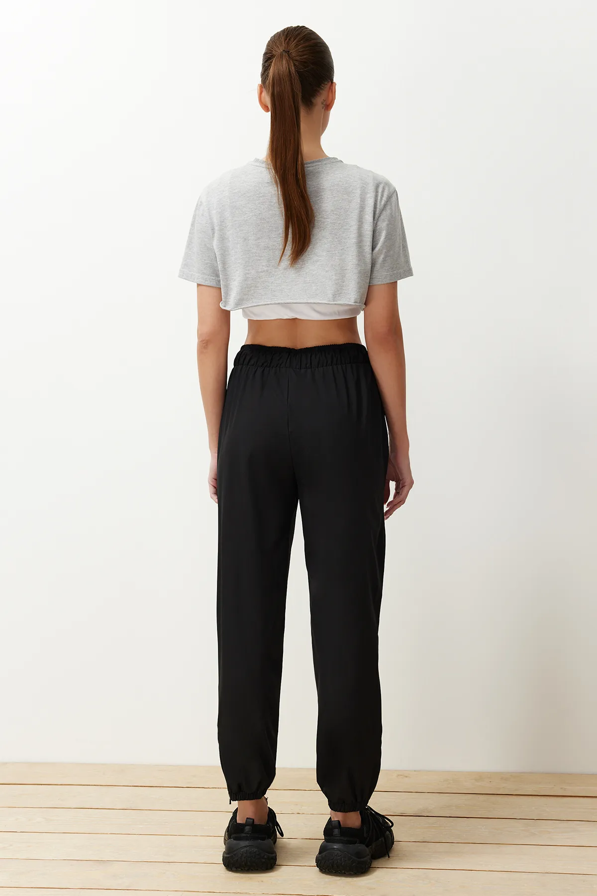 Trendyol Collection  Schwarze, dünne, gestrickte Lycra-Jogginghose mit Reißverschluss am Bein THMSS24EA00002
