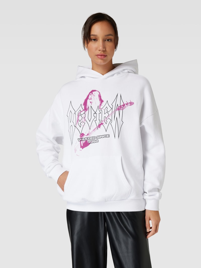Hoodie mit Label-Print und überschnittenen Schultern in weiß