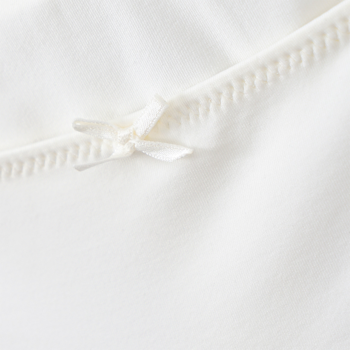 2 Damen Strings mit Spitzenbesatz