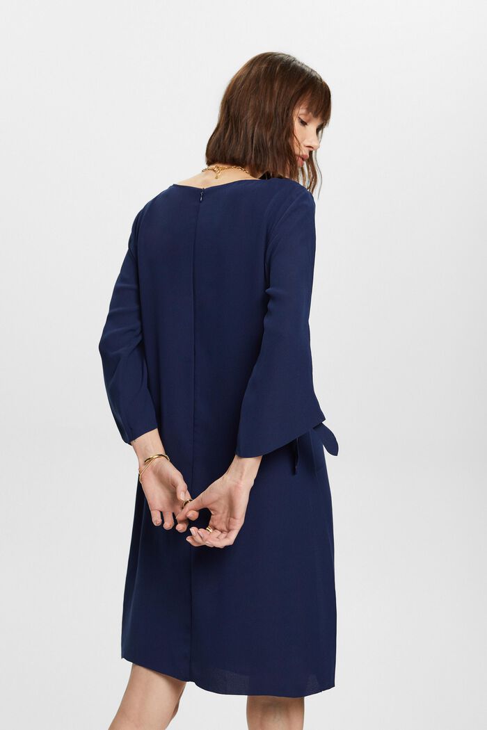 Crêpe-Kleid mit Laser-Cut-Details