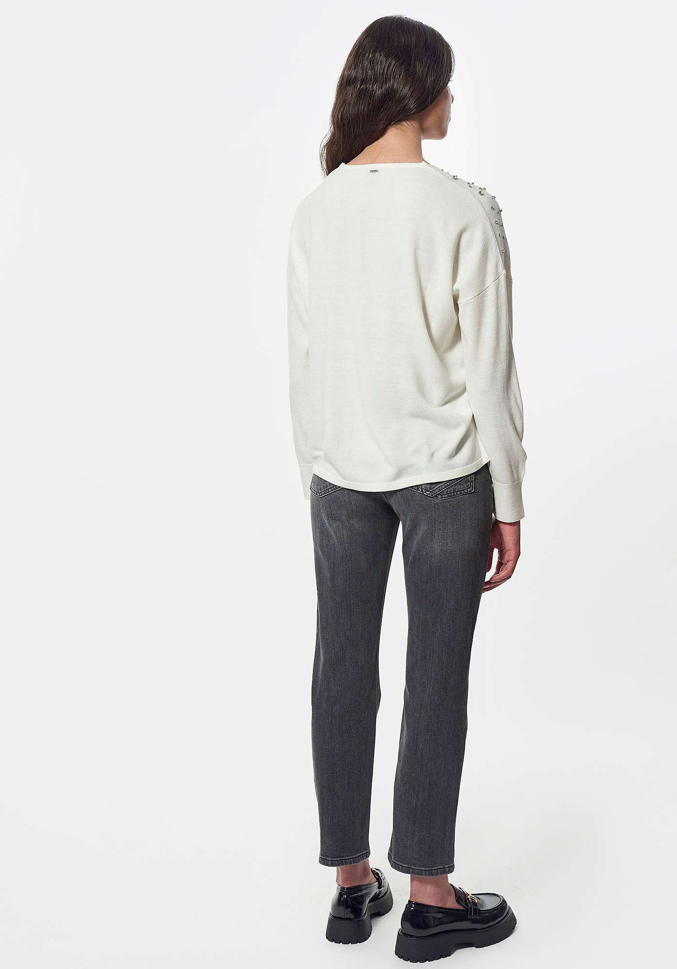 FILE   Pull blanc et strass Femme