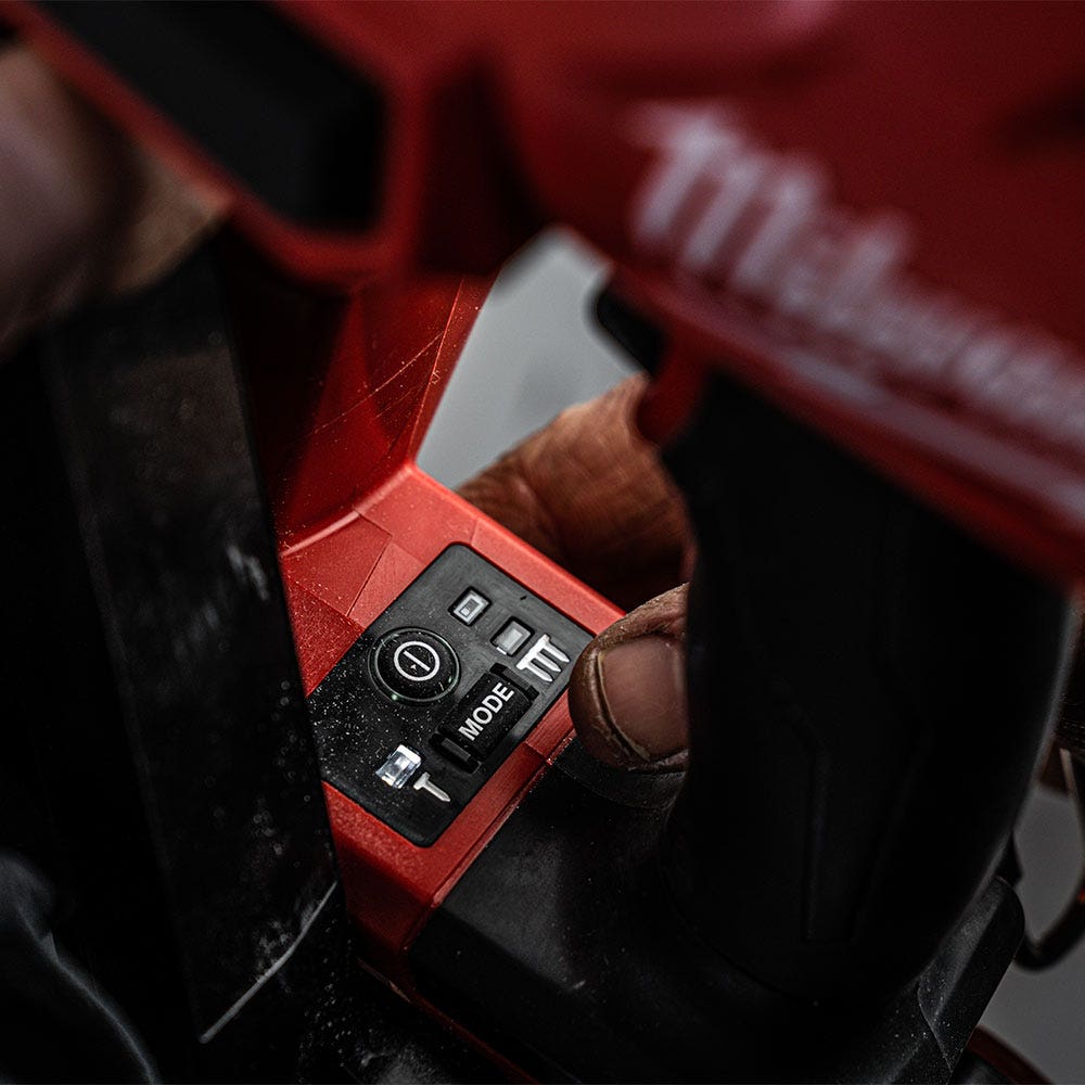 Pregador pneumático de acabamento Milwaukee Fuel 18V, calibre 16, ângulo reto de 20 graus, modelo M18FN16GA-0C