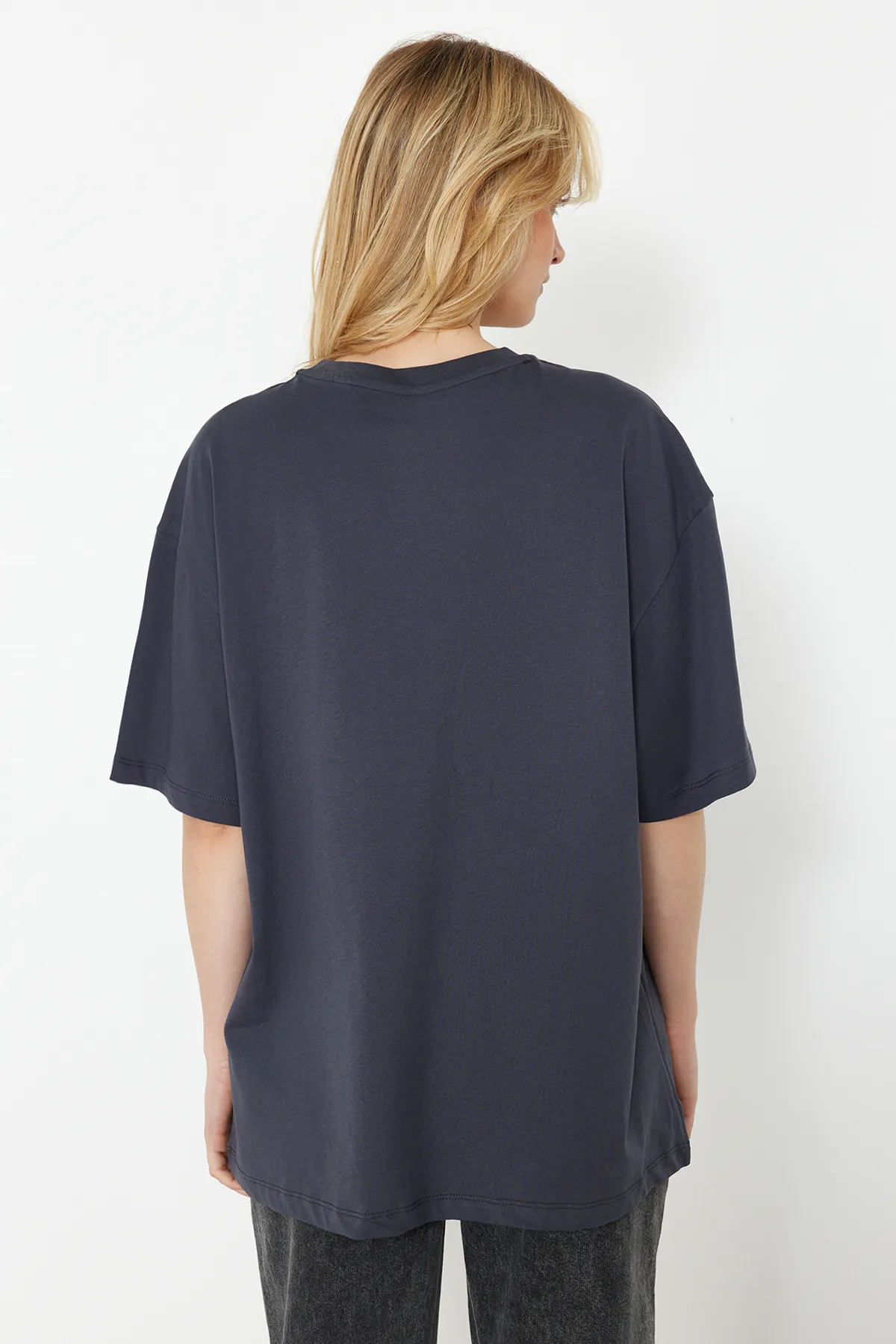 Trendyol Collection  Anthrazitfarbenes, bedrucktes Oversize/Wide Fit Rundhals-Strick-T-Shirt aus 100 % Baumwolle TWOSS24TS00135