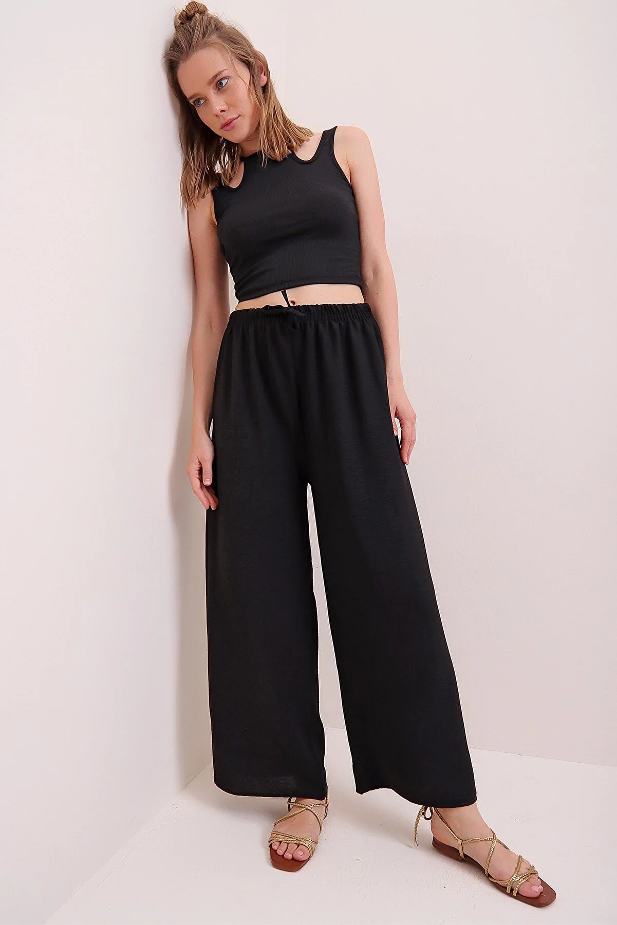 Trend Alaçatı Stili  Schwarze, locker geschnittene Aerobin-Hose mit elastischem Bund für Damen