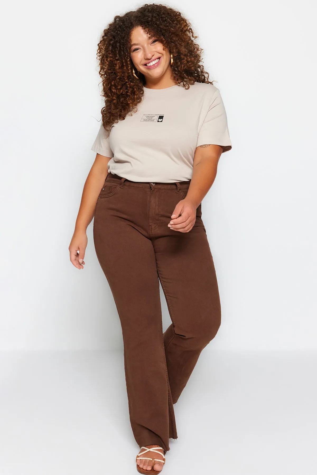 Trendyol Curve  Braune Cut-Cut-Denimjeans in spanischer Passform TBBSS23AR00007