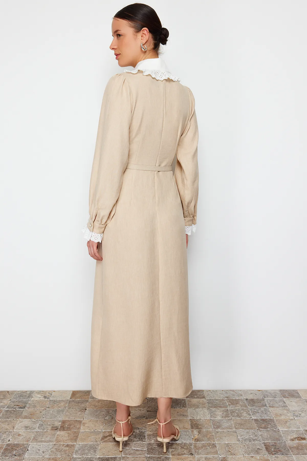 Trendyol Modest  Beigefarbenes, gewebtes Kleid in A-Linie mit Kragen und Ärmeln und Spitze TCTSS24EB00170