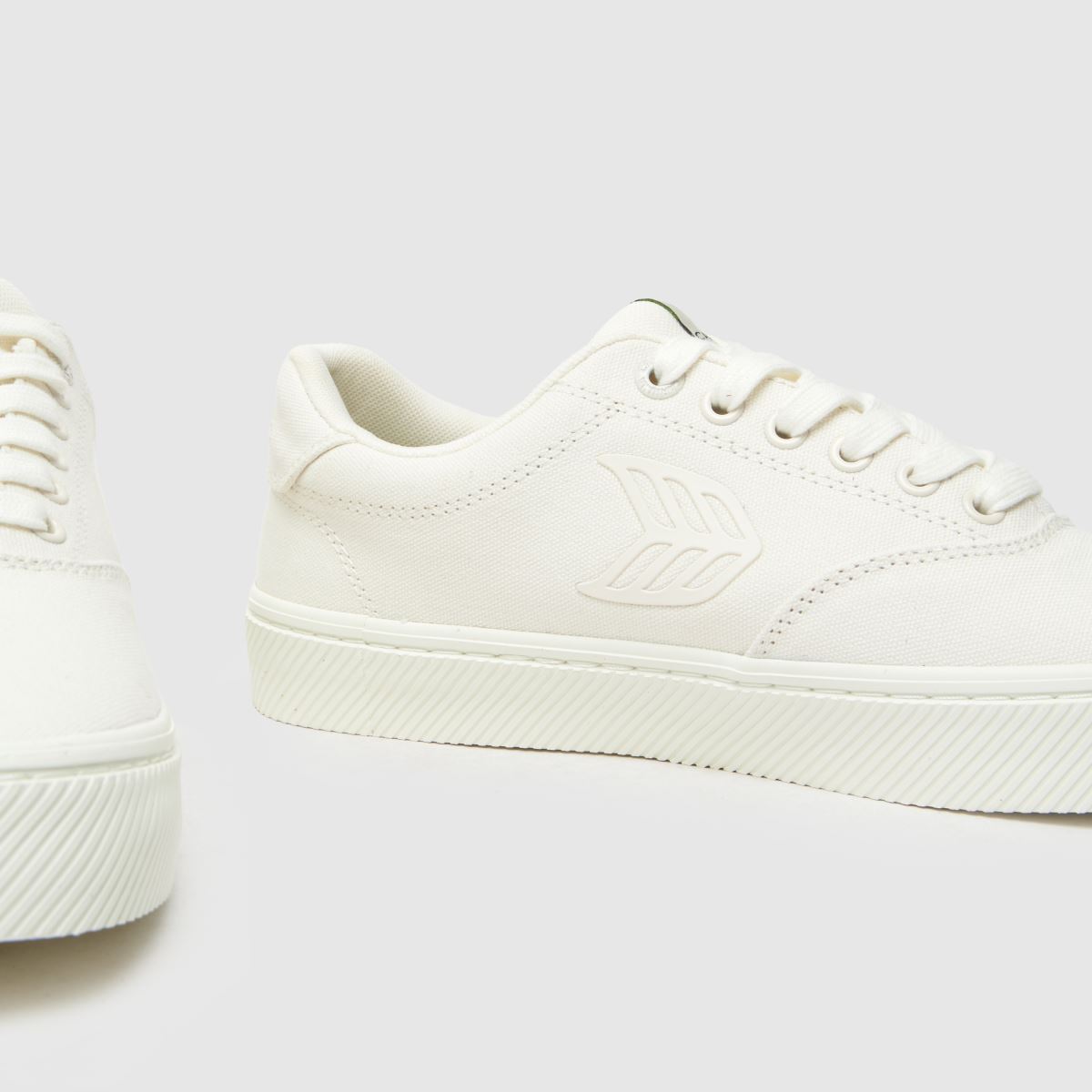 CARIUMA – Naioca-sneakers i benvitt