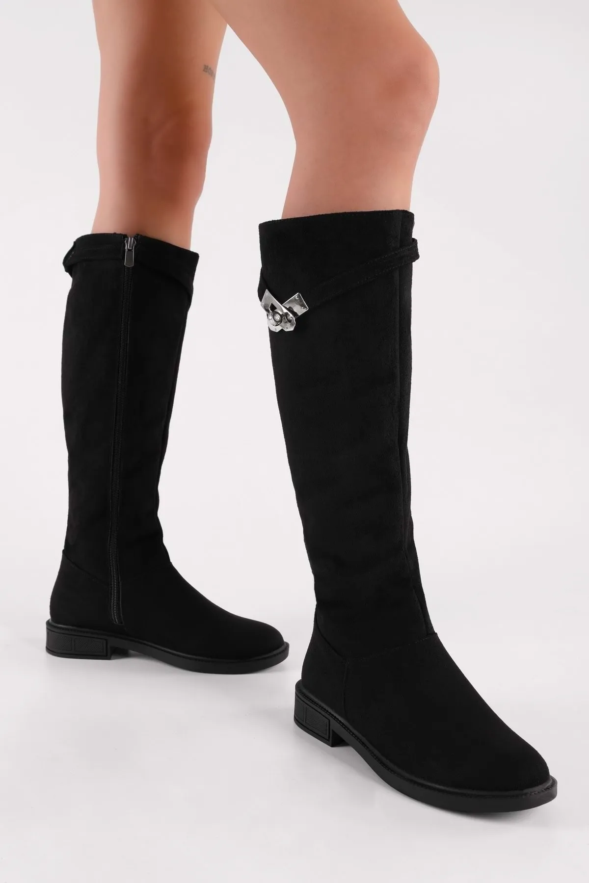 Shoeberry  Damen-Stiefel „Titan“ aus schwarzem Wildleder mit flachem Absatz und Schnalle aus schwarzem Wildleder