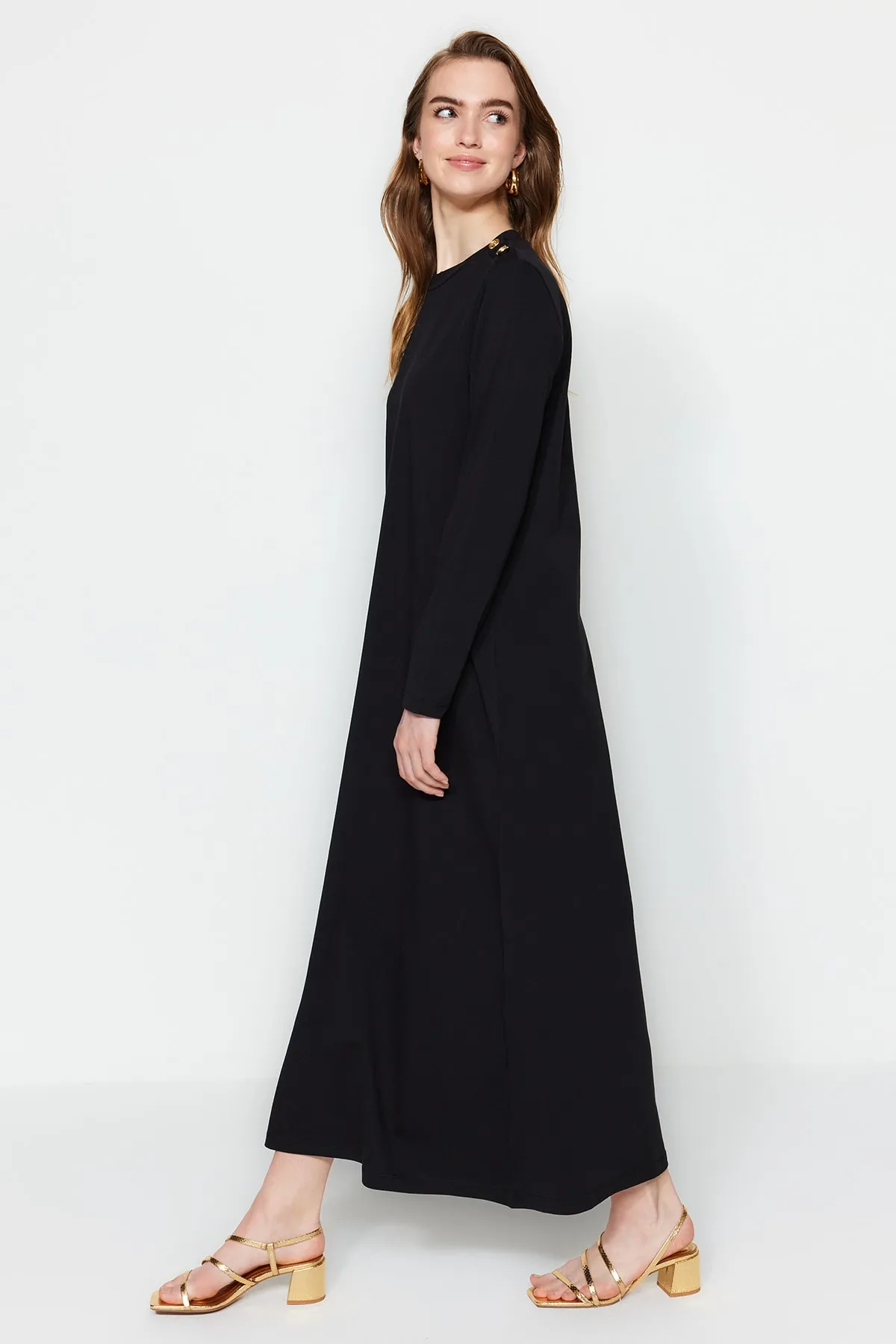 Trendyol Modest  Schwarzes Strickkleid mit Knopfleiste an der Schulter TCTSS23EB00291