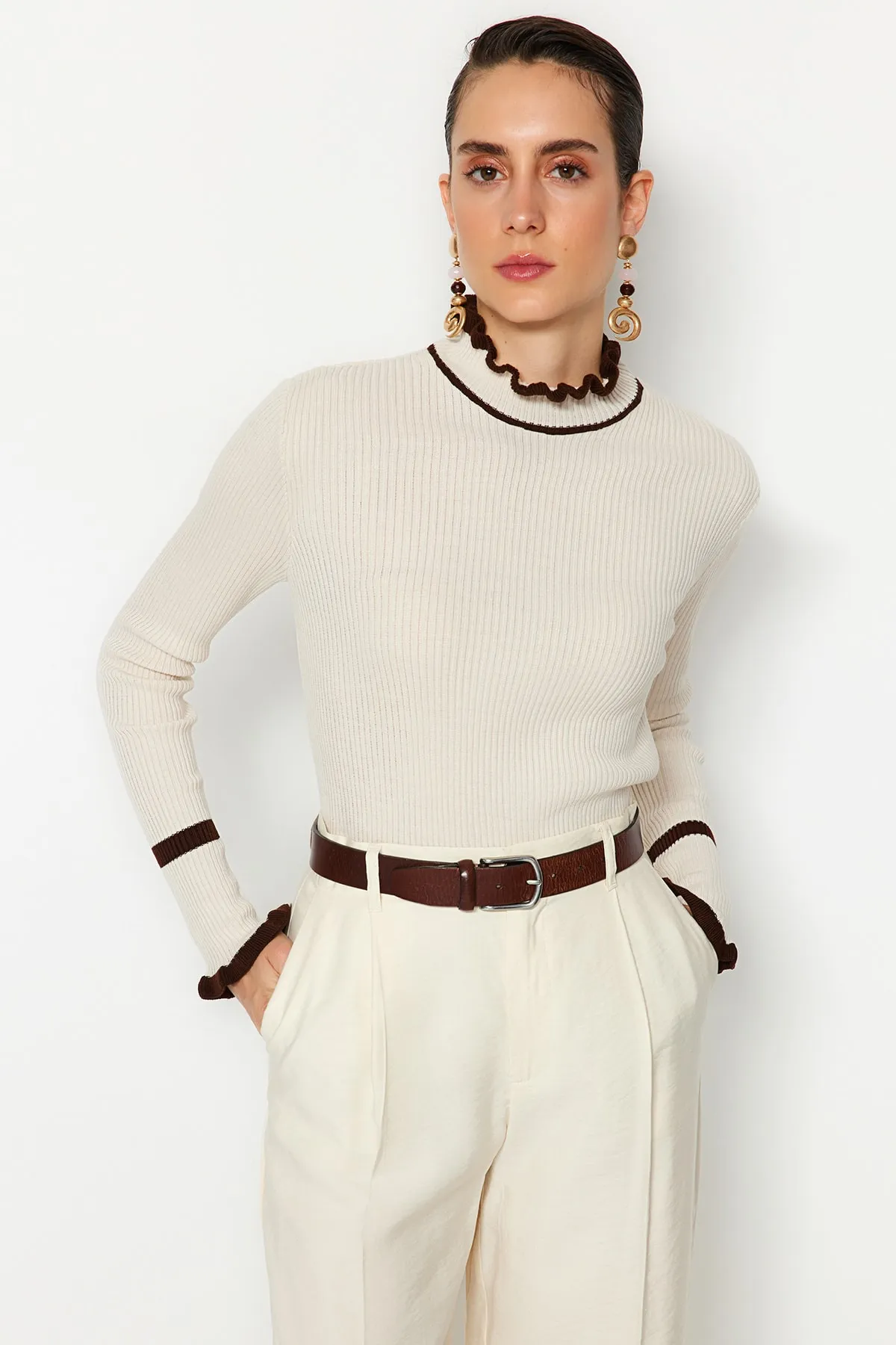 Trendyol Collection  Strickpullover mit Blockfarben in Stein TWOAW22KZ1250