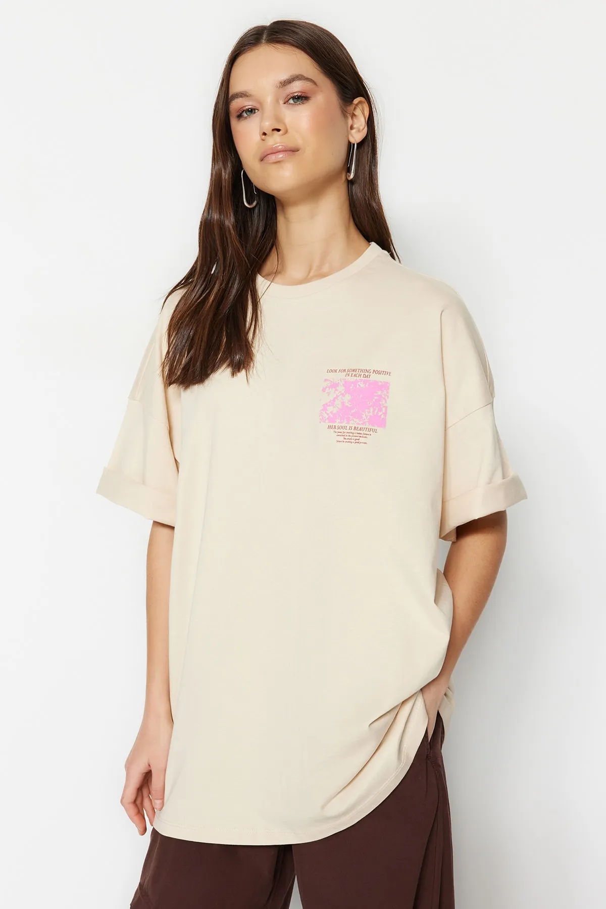 Trendyol Collection  Premium-Strick-T-Shirt aus 100 % Baumwolle mit bedruckter Vorder- und Rückseite in Übergröße/weitem Muster TWOSS23TS00269