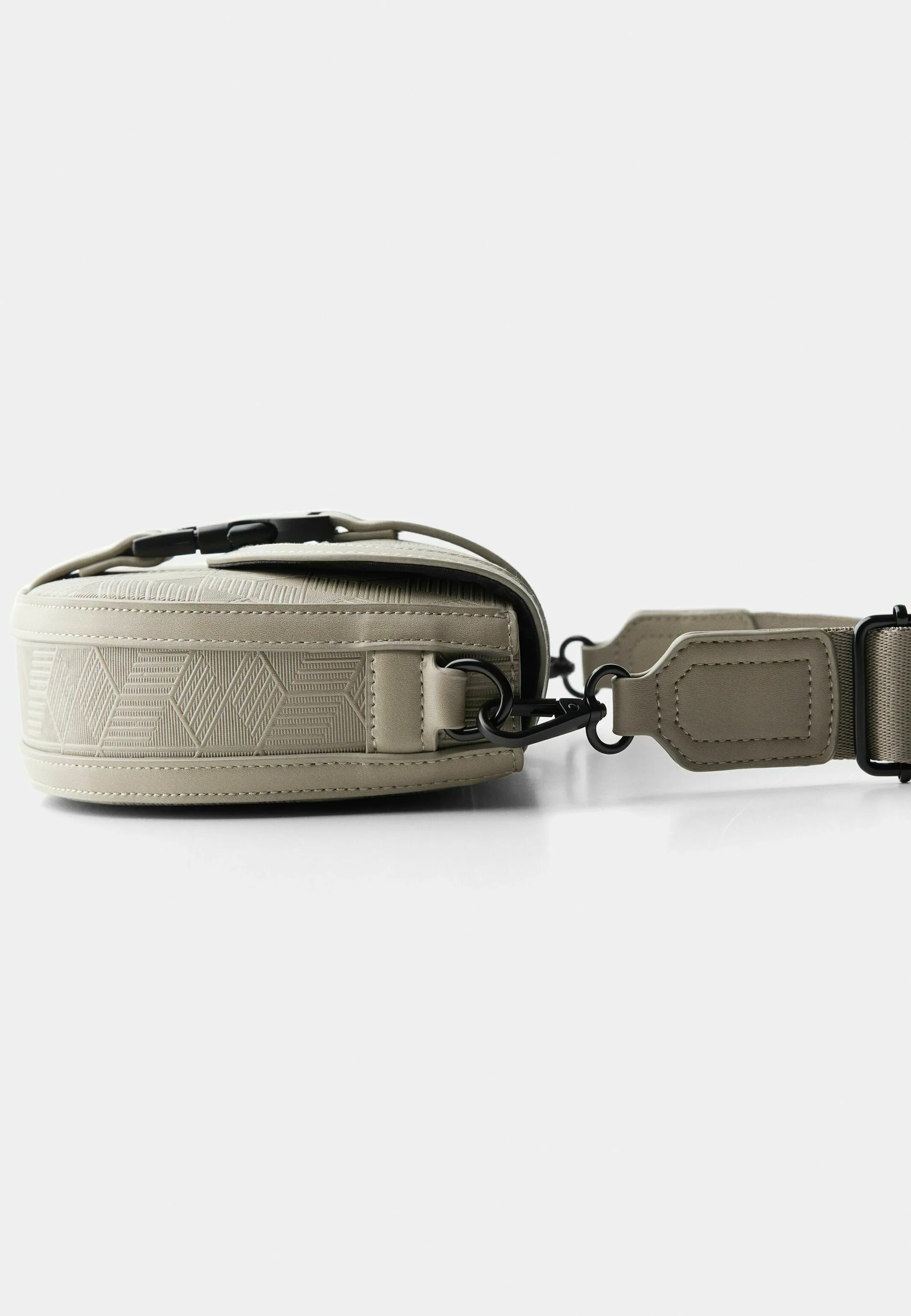 Bershka TEXTURIZADO CON PLACA - Bolso de hombro