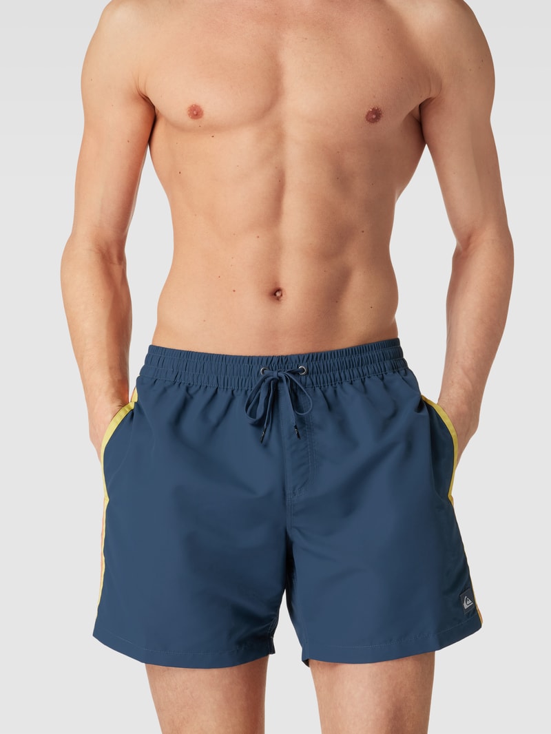 Badehose mit Kontraststreifen in dunkelblau