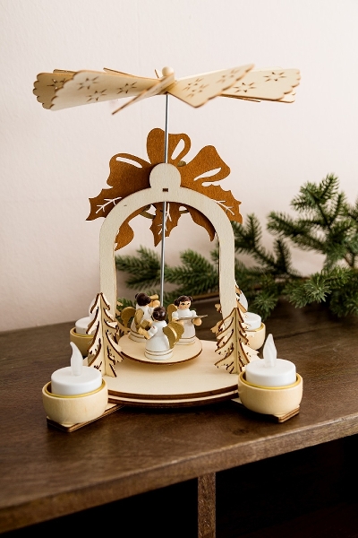 MyFlair Wooden Pyramid