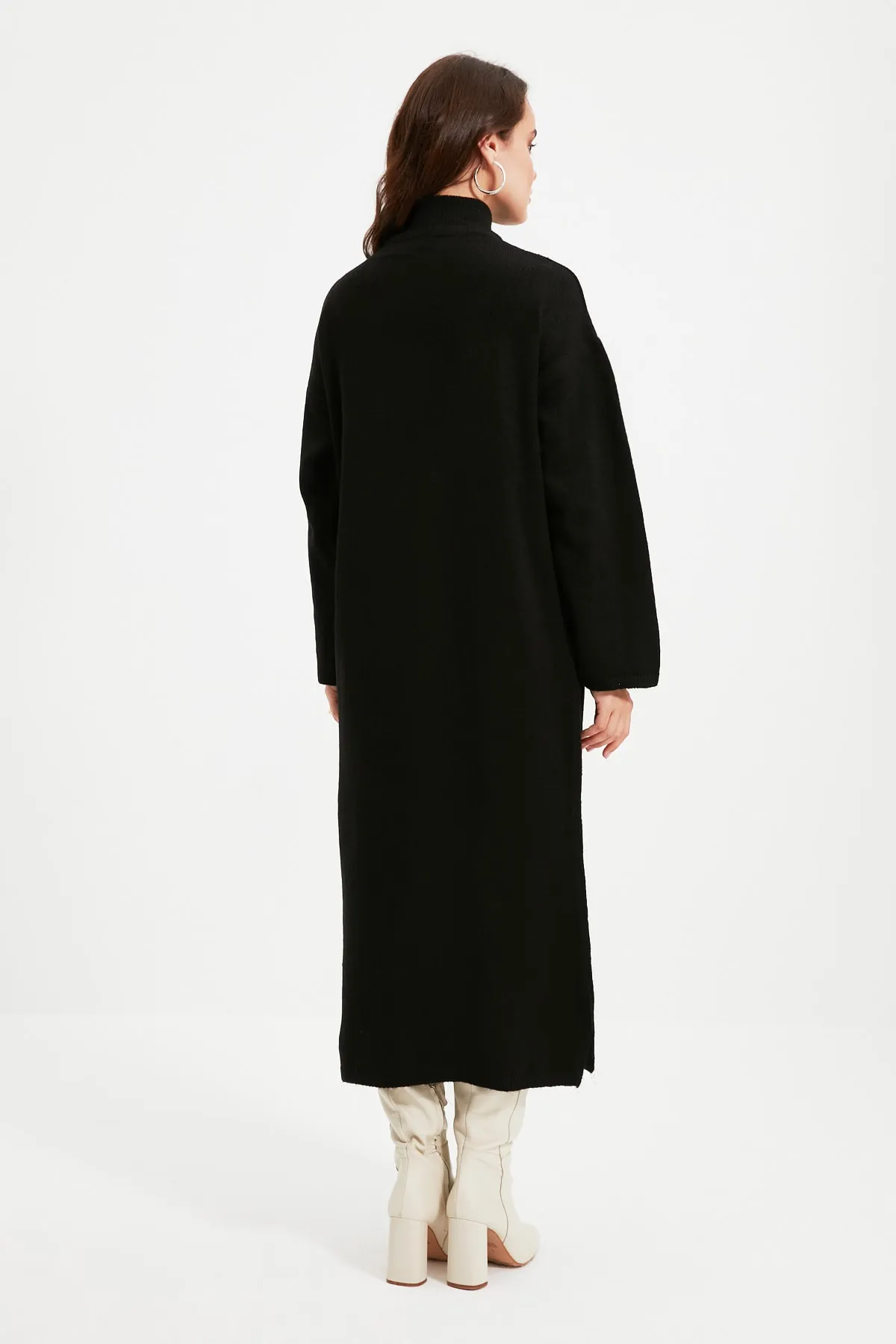 Trendyol Modest  Schwarzes, hochgeschnittenes, weiches, langes Strickkleid TCTAW22EL0033