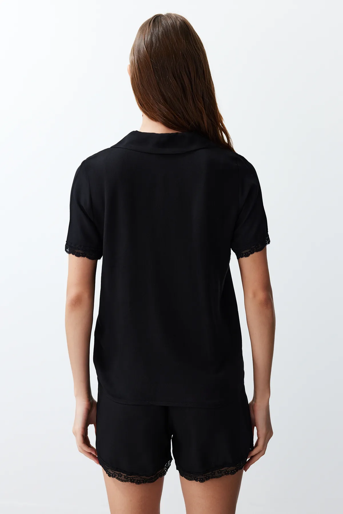 Trendyol Collection  Schwarzes Pyjama-Set aus gewebter Viskose mit Spitzendetails THMSS24PT00181