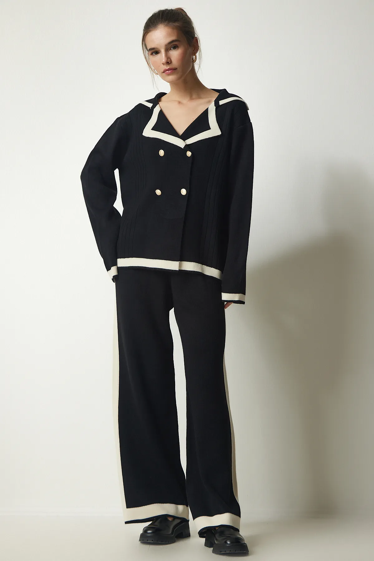 Happiness İstanbul  Schwarzes Strickwaren-Set mit gestreifter Strickjacke und Hose für Damen PF00028