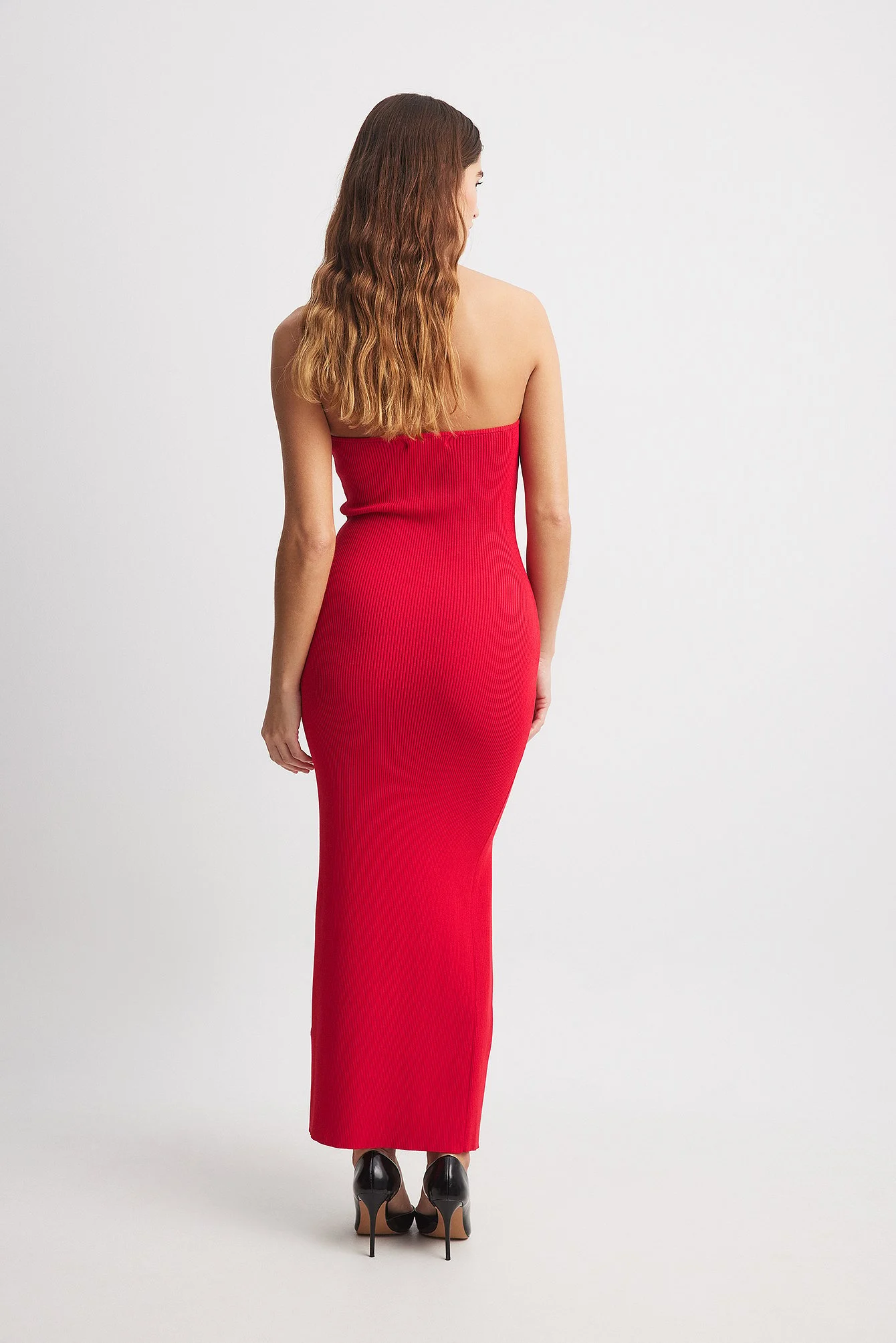 Feingestrickter, hoch geschlitztes Schlauchkleid