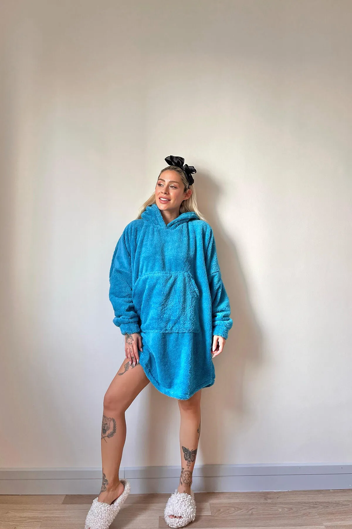 Pijamaevi  Petrolblauer, übergroßer Sweat-Poncho-Pyjama aus Vollplüsch mit Kapuze