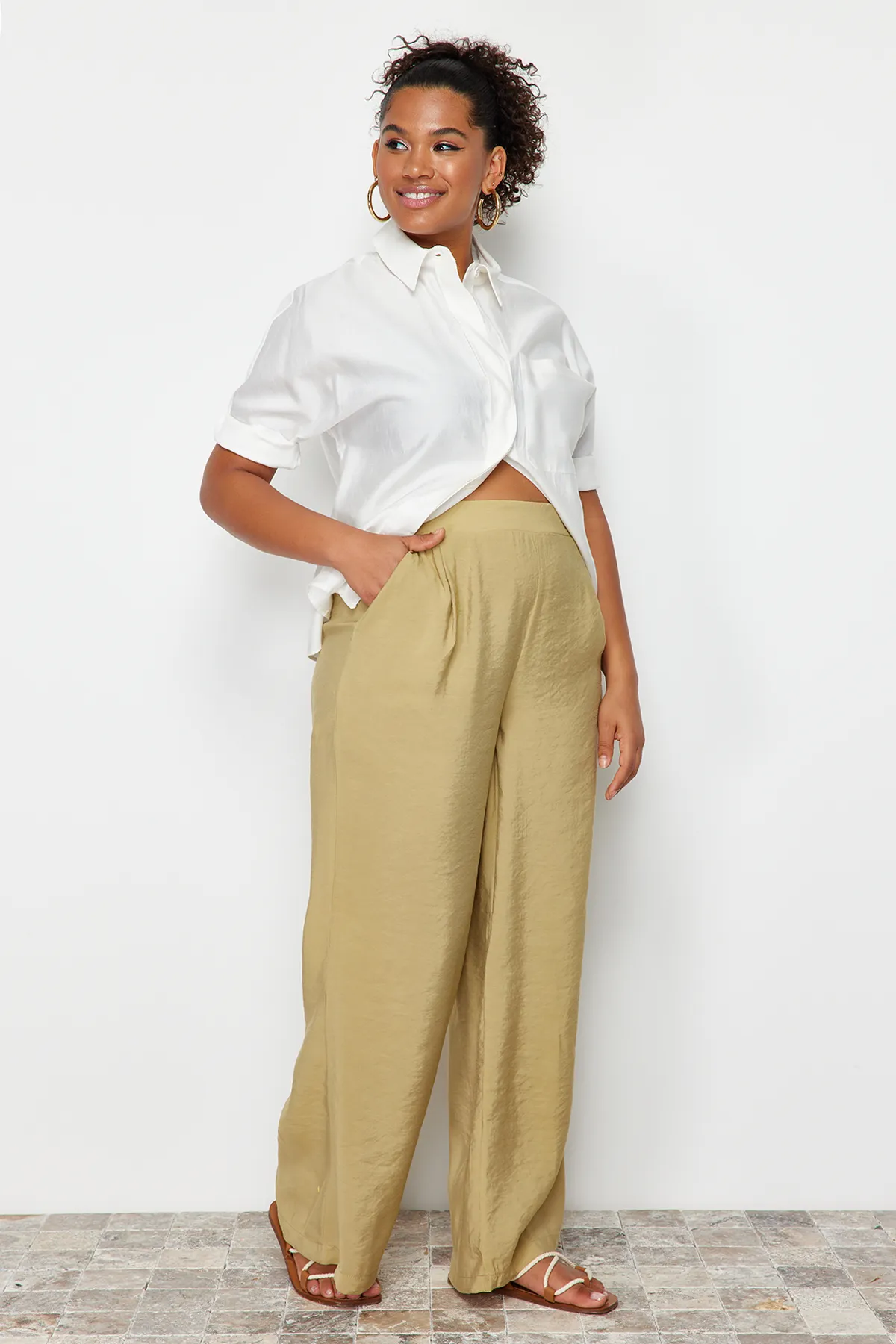 Trendyol Curve  Ölgrüne Webhose mit weitem Bein TBBSS24AR00011