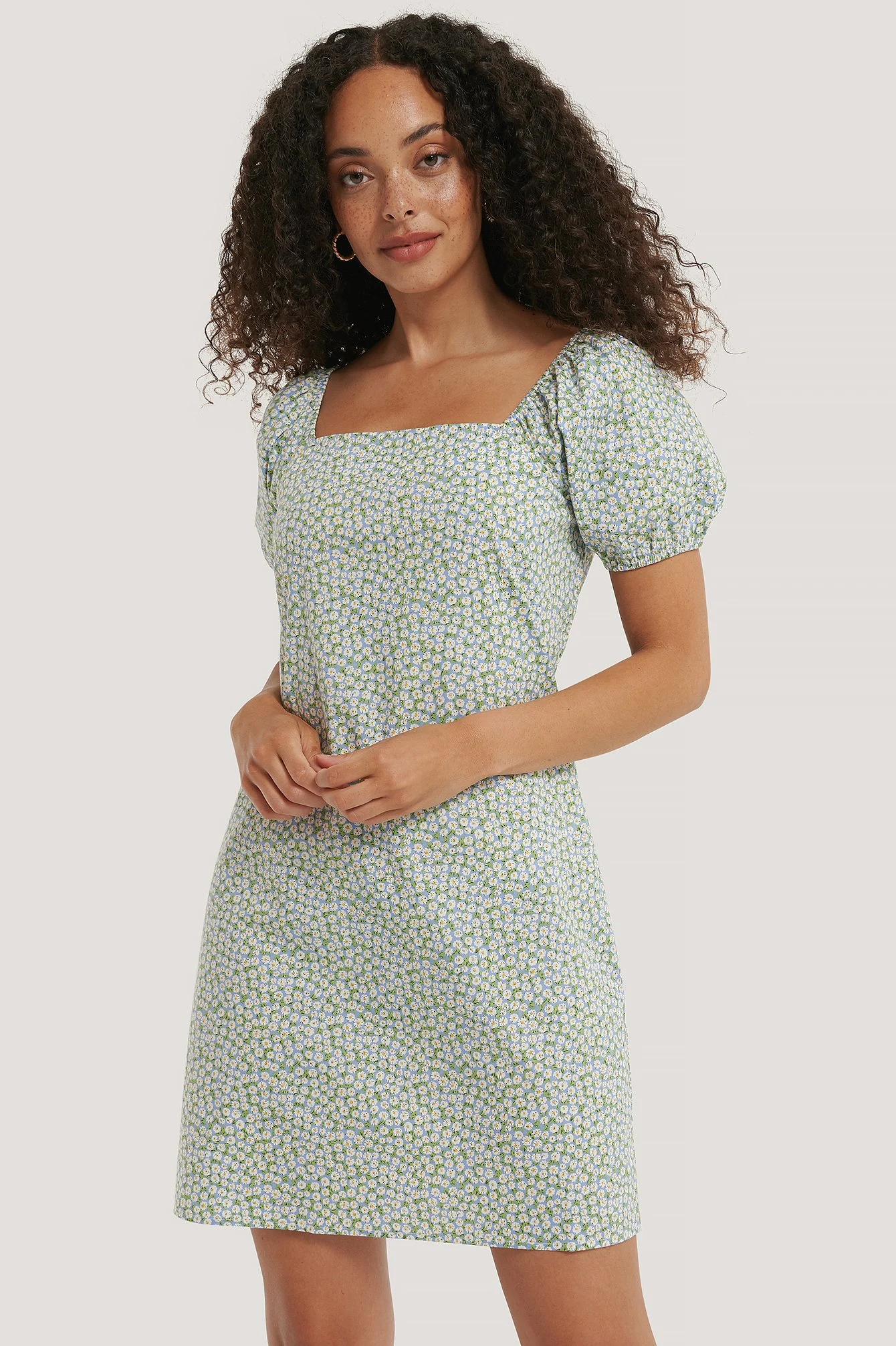 Bedrucktes Minikleid Mit Eckigem Ausschnitt