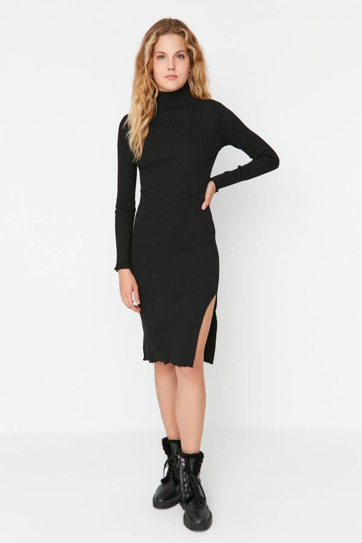 Trendyol Collection  Schwarzes, geschlitztes, hochgeschlossenes, geripptes, dehnbares Midi-Strickkleid TWOAW23EL01404
