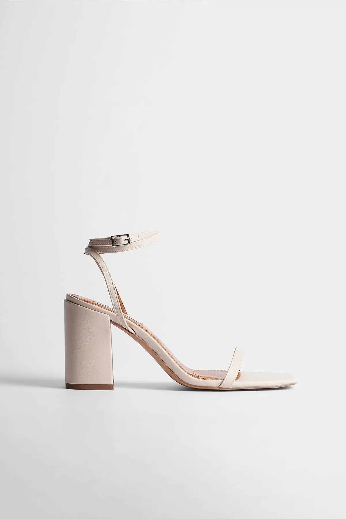 NA-KD  Sandalen mit Blockabsatz und Knöchelriemen