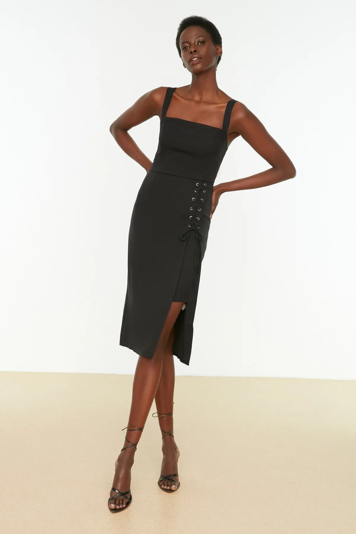 Trendyol Collection  Schwarzes, figurbetontes Midi-Webkleid mit Ösen und detailliertem Schlitz und quadratischem Kragen TWOSS19EL0079
