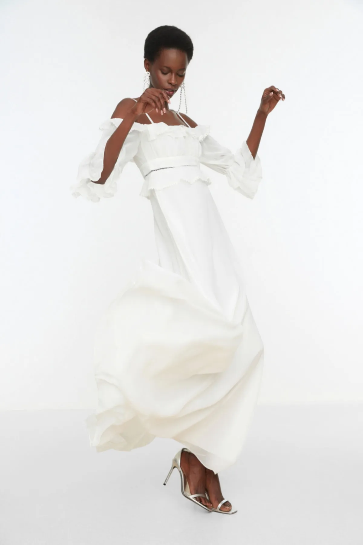 Trendyol Collection  Braut-Hochzeits-/Nikah-langes Abendkleid aus Chiffon mit ecrufarbenen Ärmeln und Volants TPRSS19FZ0278
