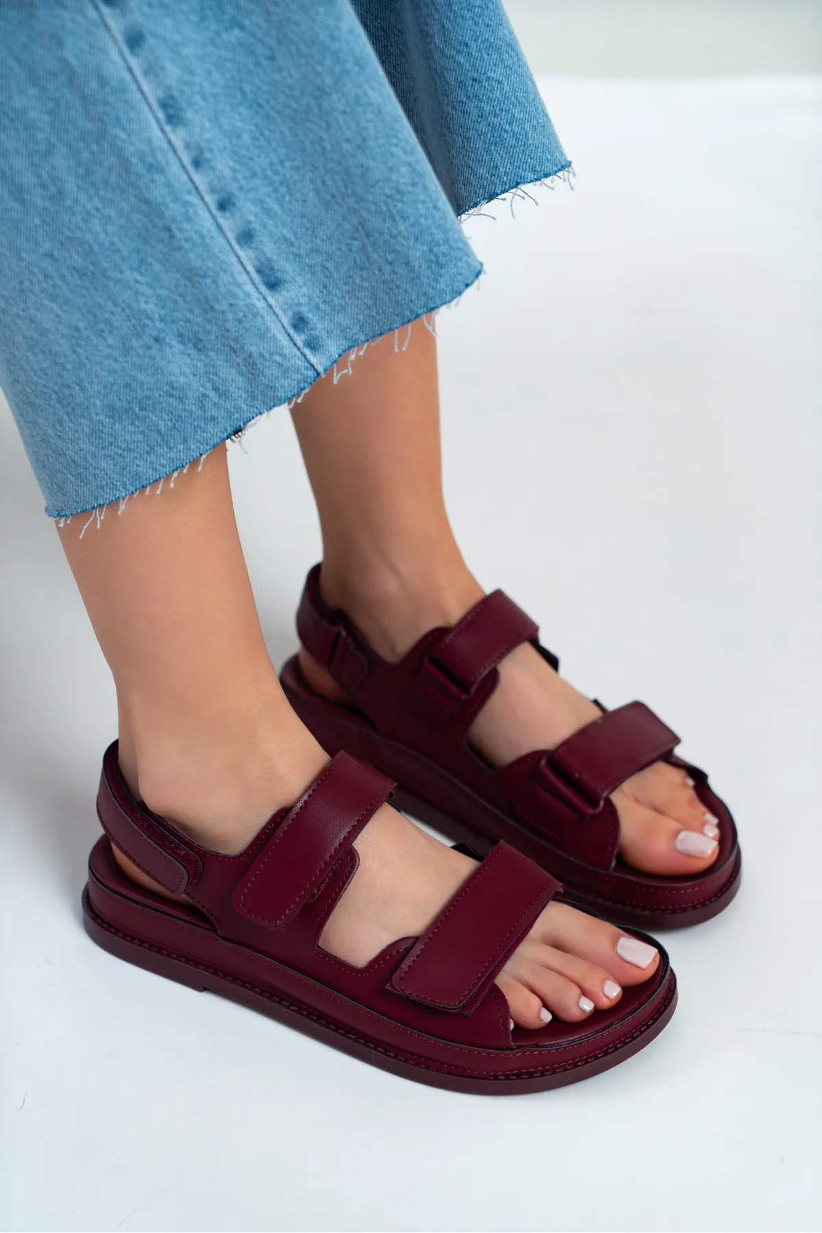NİŞANTAŞI SHOES  Julia Burgunderrote, matte Damensandale mit flacher Sohle und Klettverschluss