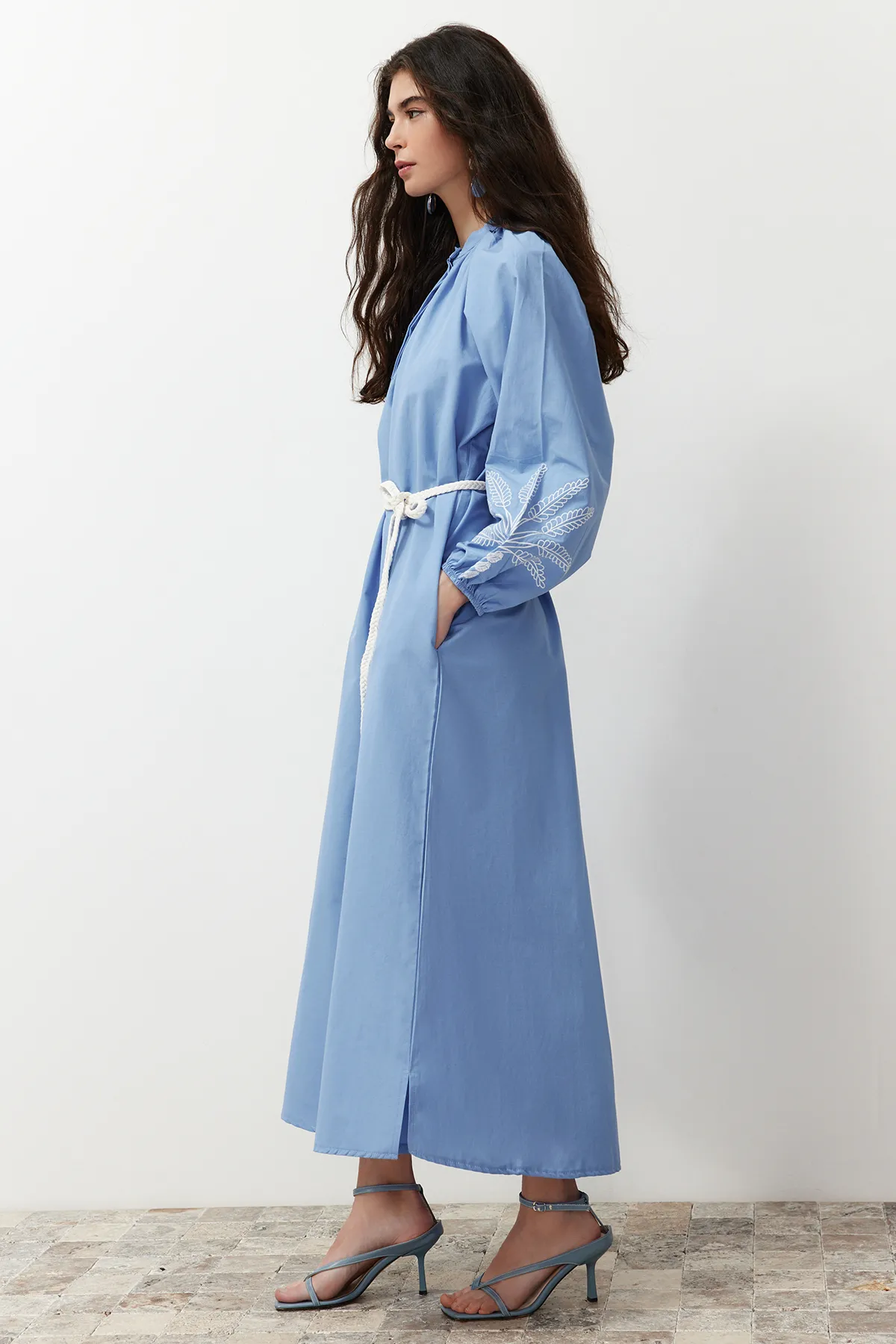 Trendyol Modest  Blaues, ärmelbesticktes / besticktes Kleid mit Ballonärmeln aus Webstoff TCTSS24EB00213