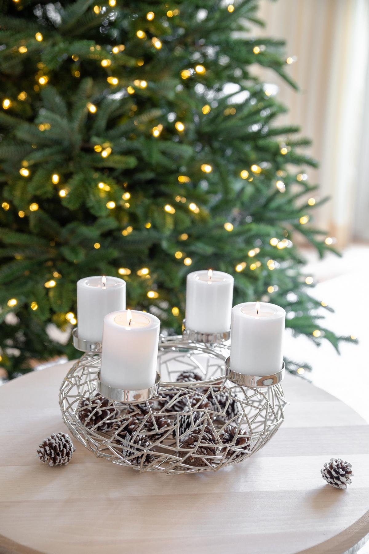 EDZARD Adventskranz Milano M, (28 cm) Kerzenhalter für Stumpenkerzen, Adventsleuchter als Weihnachtsdeko für 4 Kerzen á Ø 6 cm, Kerzenkranz als Tischdeko mit Silber-Optik, vernickelt
