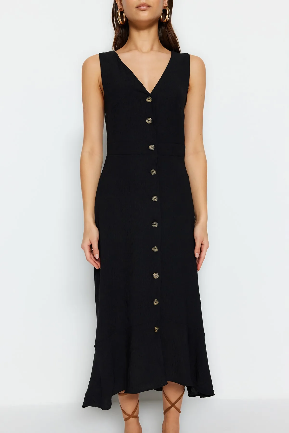 Trendyol Collection  Schwarzes Midi-Webkleid mit Knopfdetail und geradem Schnitt TWOSS23EL02158