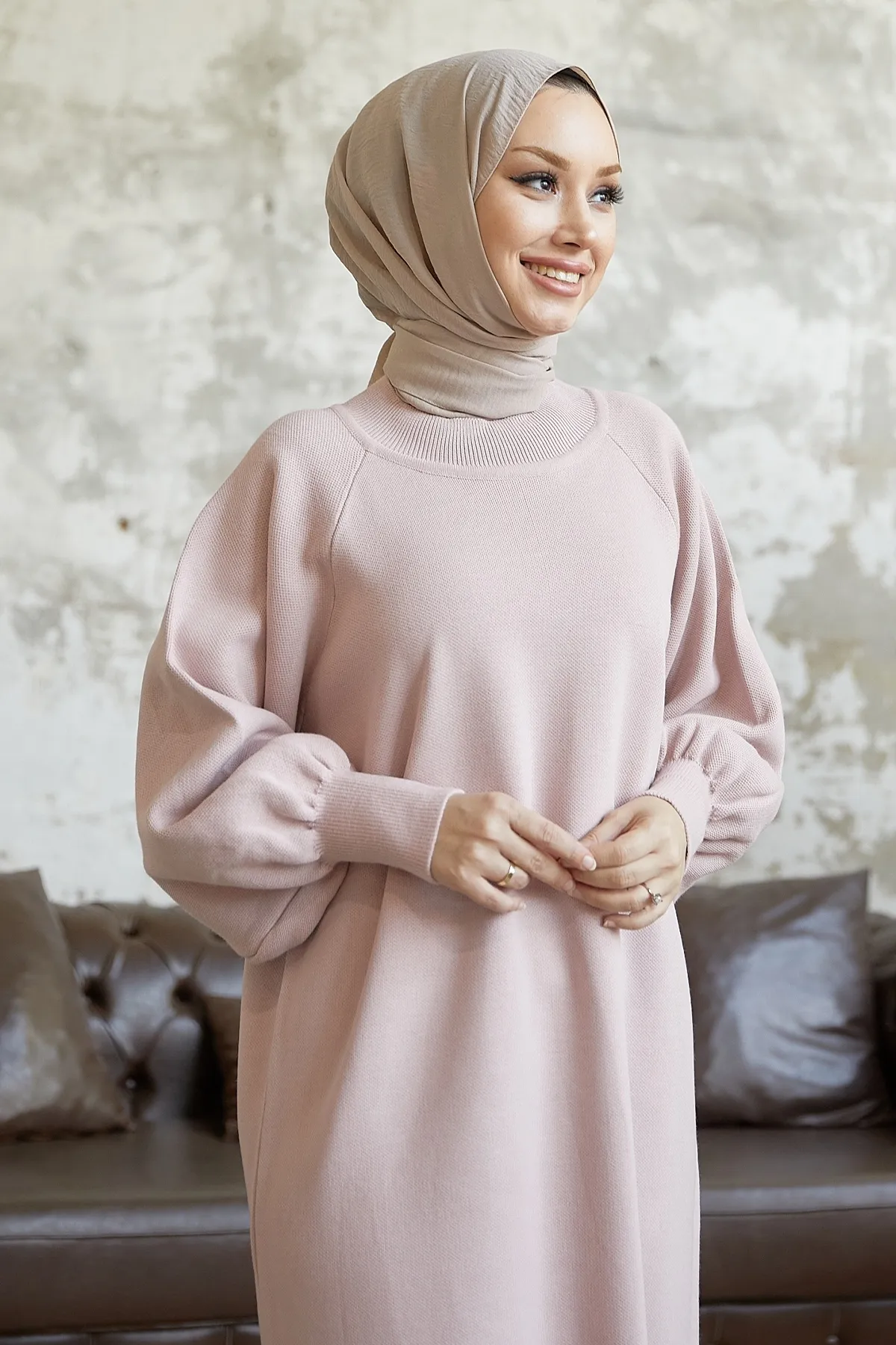 InStyle  Mina Hijab-Kleid aus Strick mit Ballonärmeln – Puder