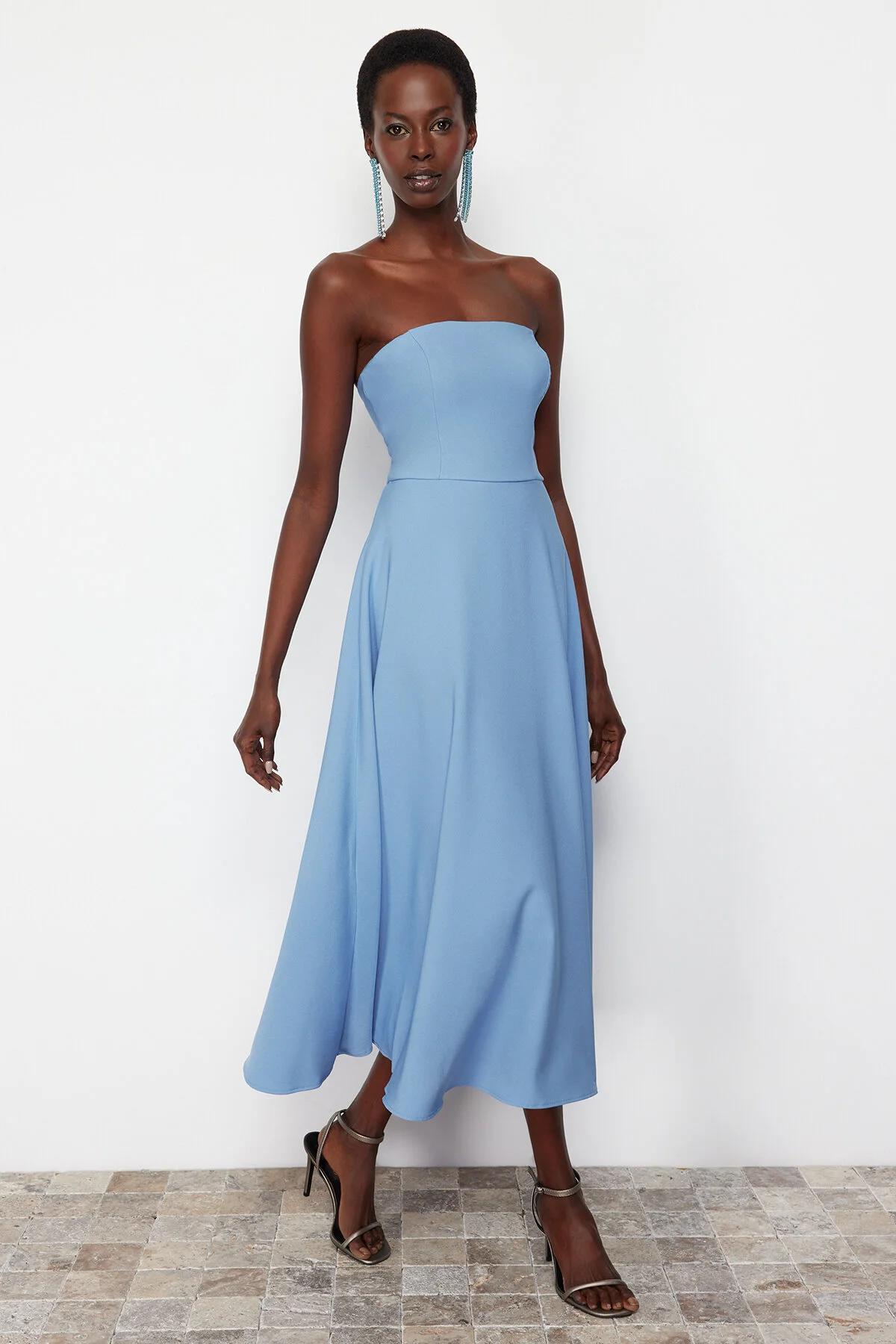 Trendyol Collection  Blaues Kleid mit Taillenöffnung/Skater-Webmuster TPRSS24EL00139