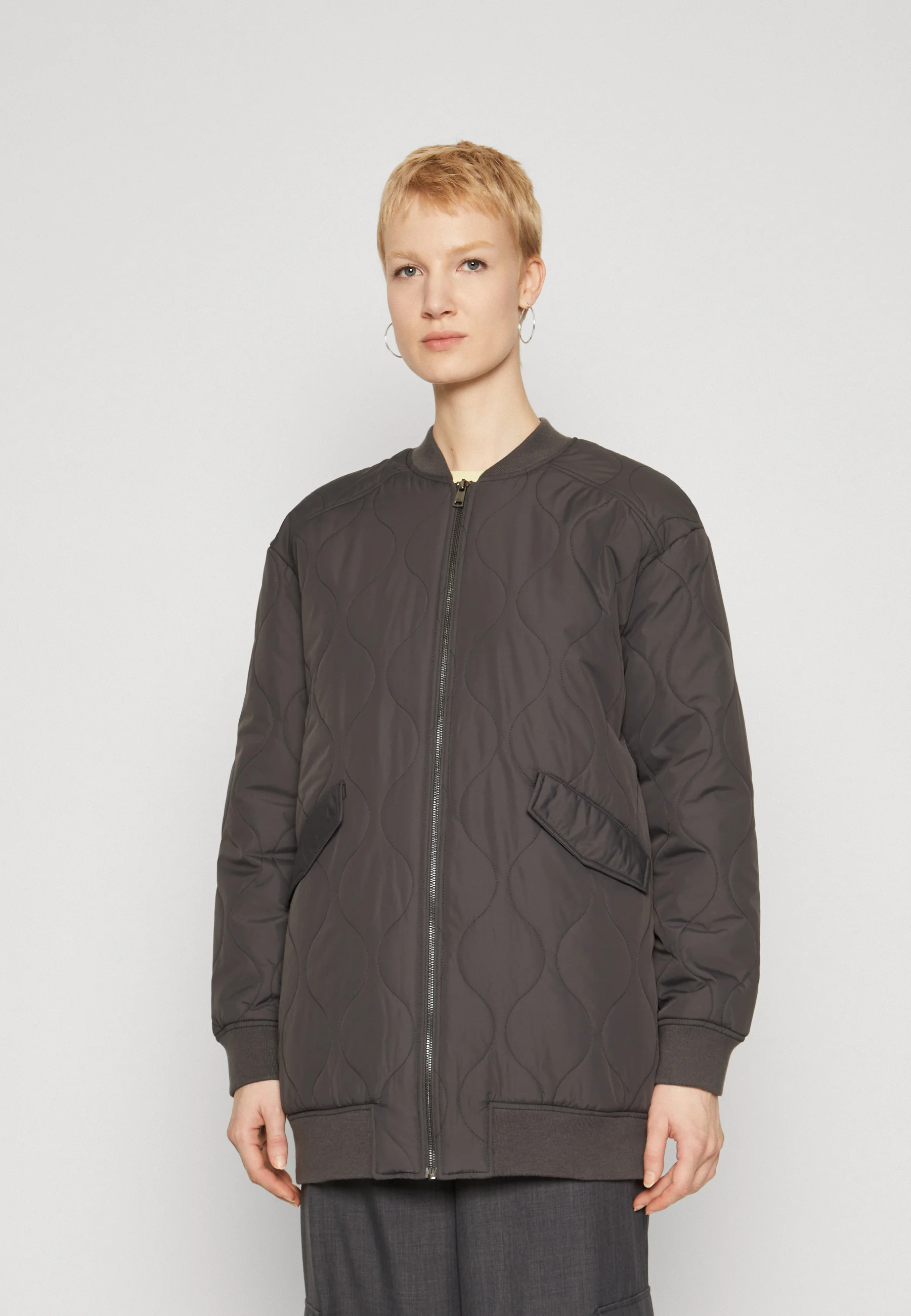 ONLY Tall ONLTINA CHAQUETA LARGA ACOLCHADA - Chaqueta bomber