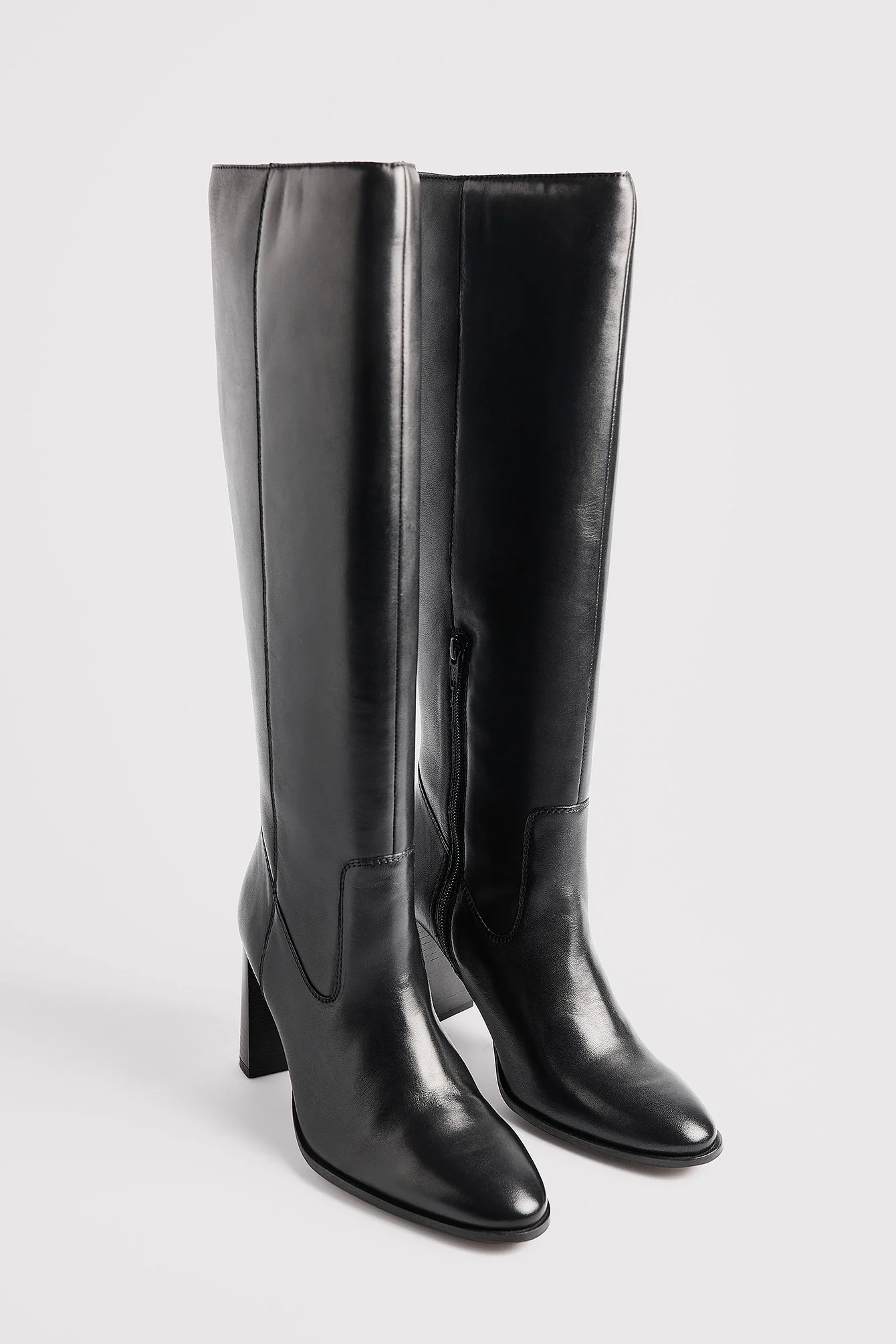 Kniehohe Lederstiefel mit abgerundeter Spitze