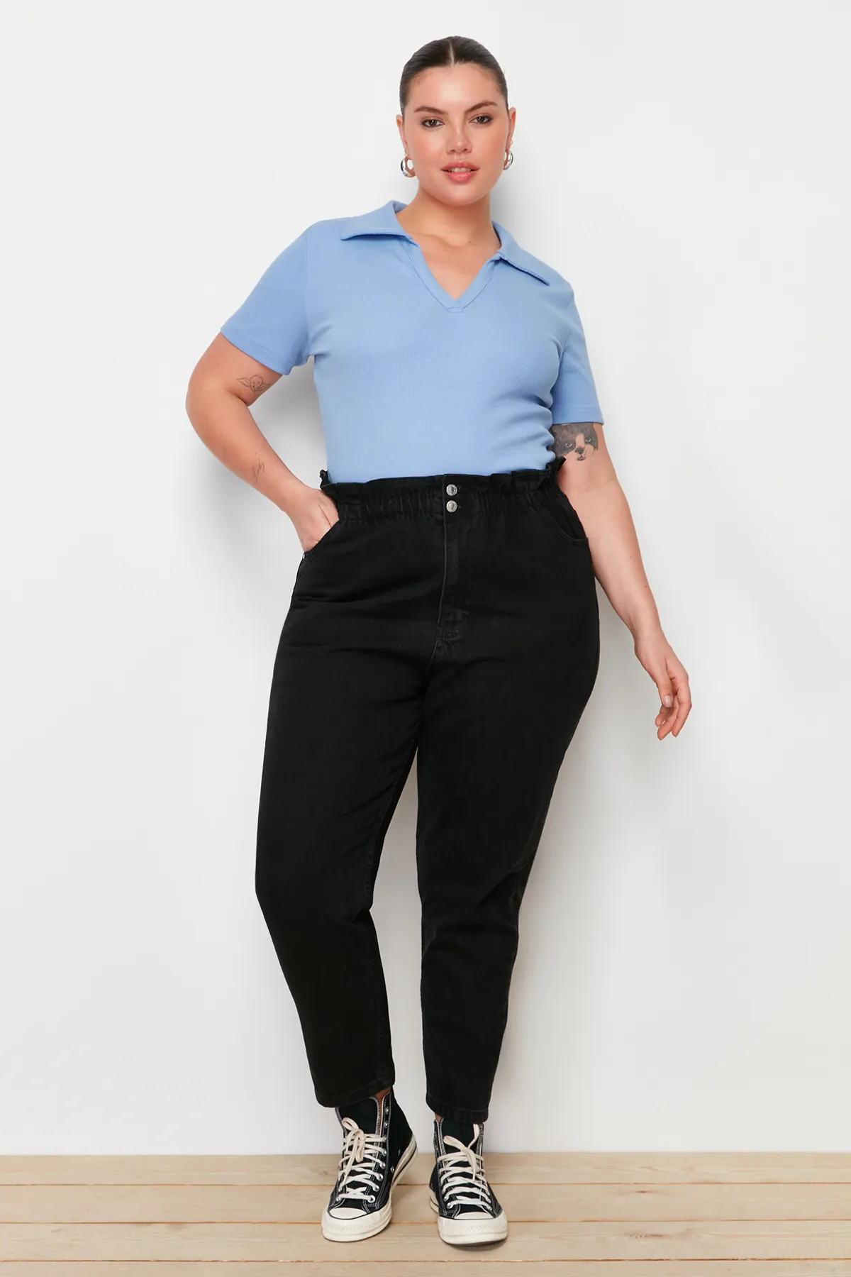 Trendyol Curve  Anthrazitfarbene Mom-Jeans mit hoher Taille und elastischem Bund TBBSS22JE00009