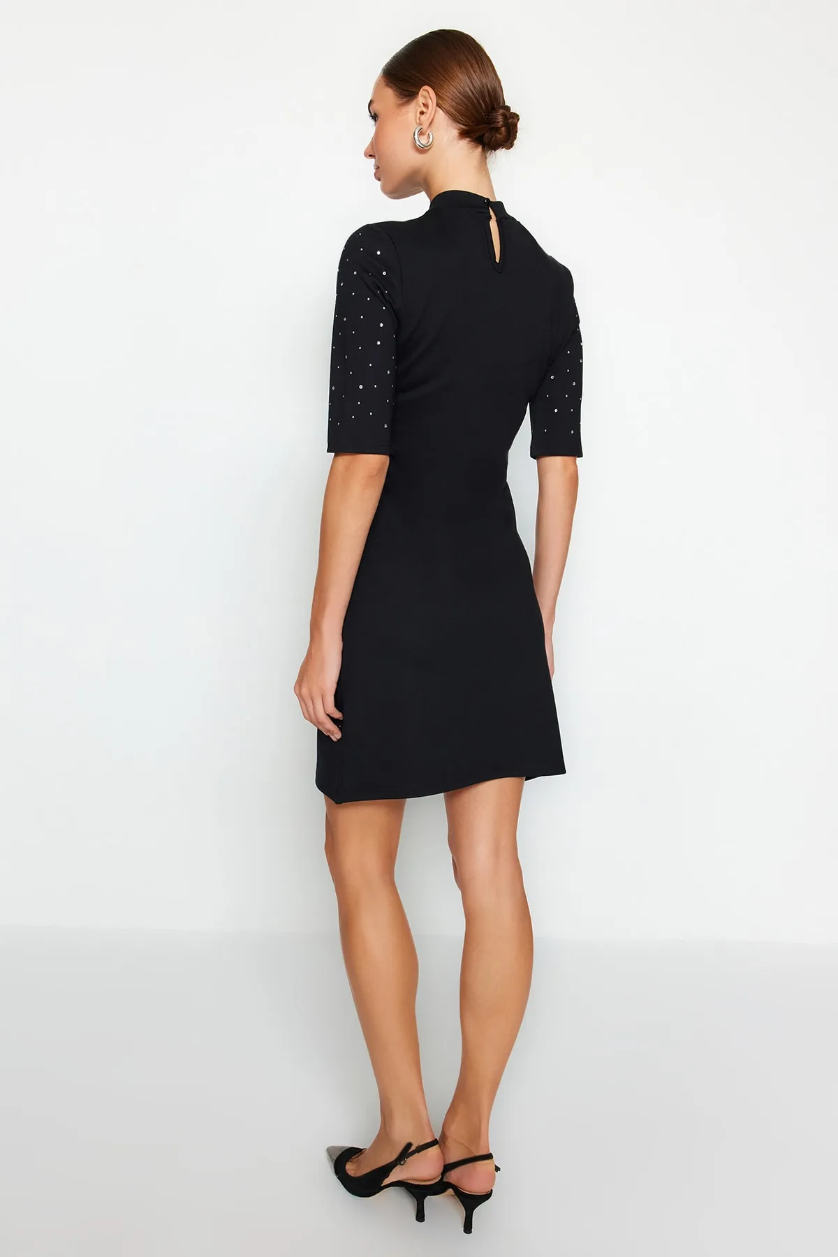 Trendyol Collection  Schwarzes, kurzärmliges Mini-Bleistiftkleid aus Strick mit Steindetail im Skater-/Gürtelstil TWOAW24EL00395