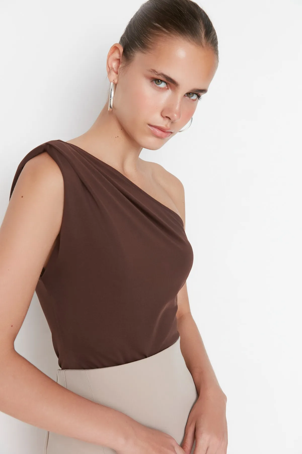 Trendyol Collection  Brauner flexibler Strickbody mit asymmetrischem Kragen und Druckknöpfen an der Unterseite TWOSS22BD00014
