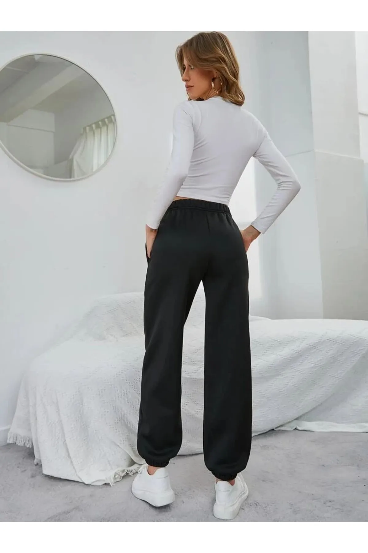 My Blog  Schwarze Damen-Jogginghose mit Taschen und elastischem Bund und Beinen