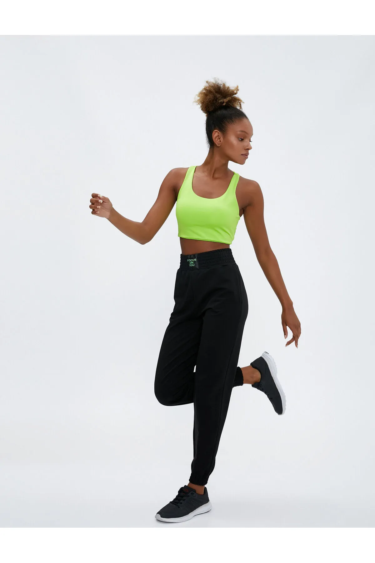 Koton  Jogger-Jogginghose mit Label, detaillierter Tasche und hoher Taille
