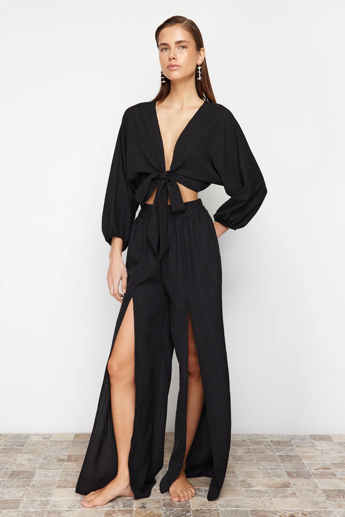 Trendyol Collection  Schwarzes gewebtes Blusen- und Hosenset mit Schlitz TBESS24AU00038