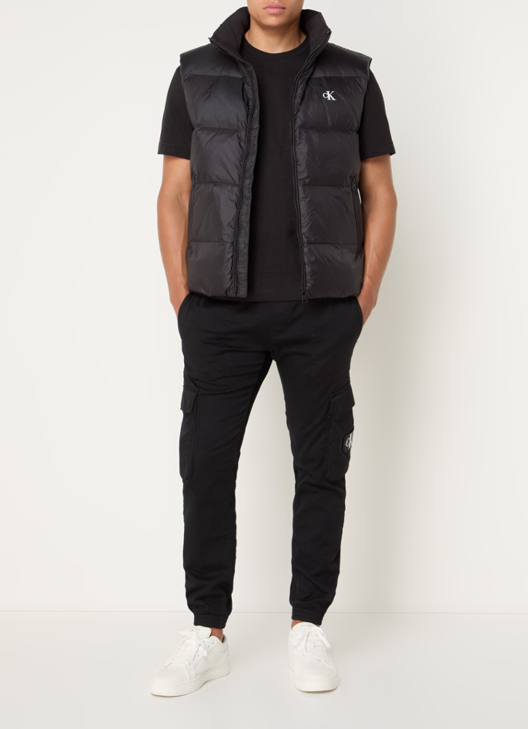Gilet trapuntato Calvin Klein con imbottitura in piuma e logo ricamato.